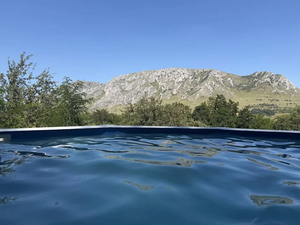 Piscină cu vedere spre munte