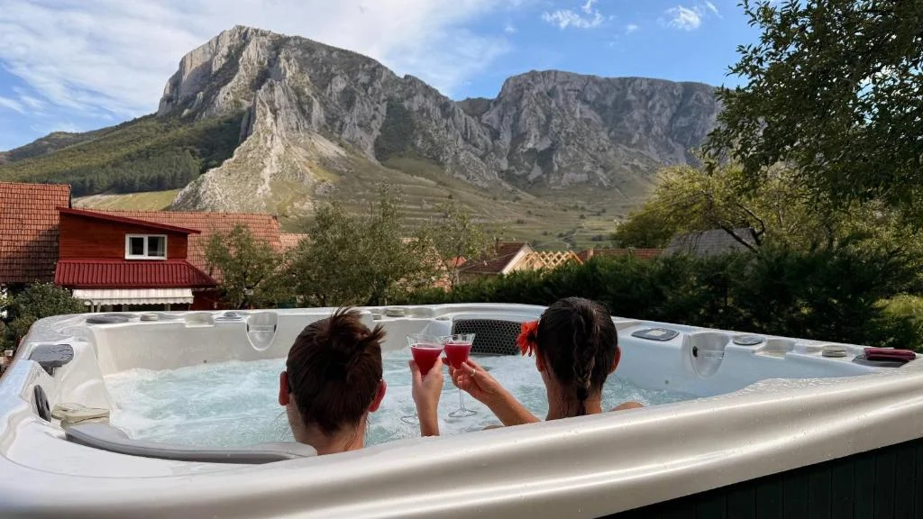 Jacuzzi cu vedere spre Piatra Secuiului